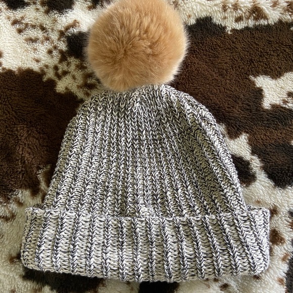 Love Your Melon Beanie Pom - Picture 3 of 3